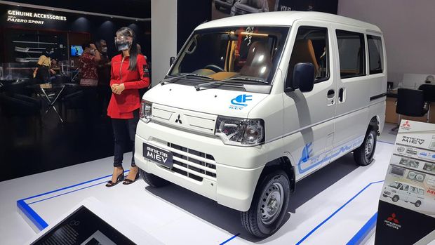 Meski demikian, sebagai permulaan, Mitsubishi Minicab hanya akan dipasarkan secara terbatas ke konsumen fleet. Namun, ketika permintaannya memang tinggi, pihaknya akan berupaya memasarkannya secara massal.
"Sepertinya begitu (dijual untuk konsumen fleet dulu), karena produksinya juga masih belum banyak, sekitar 30 unit," kata Tsuchida.
Mitsubishi Minicab MiEV telah menjalani serangkaian uji coba sejak tahun lalu. Bahkan, kendaraan berdimensi mungil tersebut sudah berulang kali muncul di pameran otomotif nasional dan pernah dikemudikan langsung Presiden Jokowi.
Baca artikel detikoto, "Mitsubishi Minicab MiEV Dijual Terbatas di RI Mulai Januari 2024" selengkapnya https://oto.detik.com/kendaraan-listrik/d-7046320/mitsubishi-minicab-miev-dijual-terbatas-di-ri-mulai-januari-2024.
Download Apps Detikcom Sekarang https://apps.detik.com/detik/