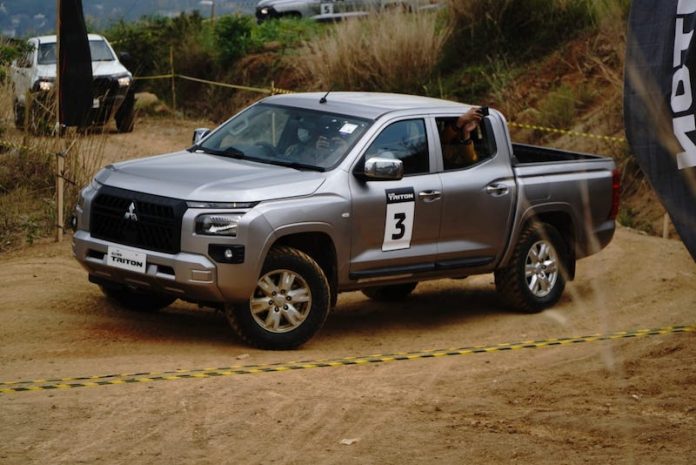Membuktikan Ketangguhan Mitsubishi All-New Triton di Medan Off-road Perbukitan Sentul